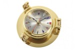 Horloge hublot avec drapeaux